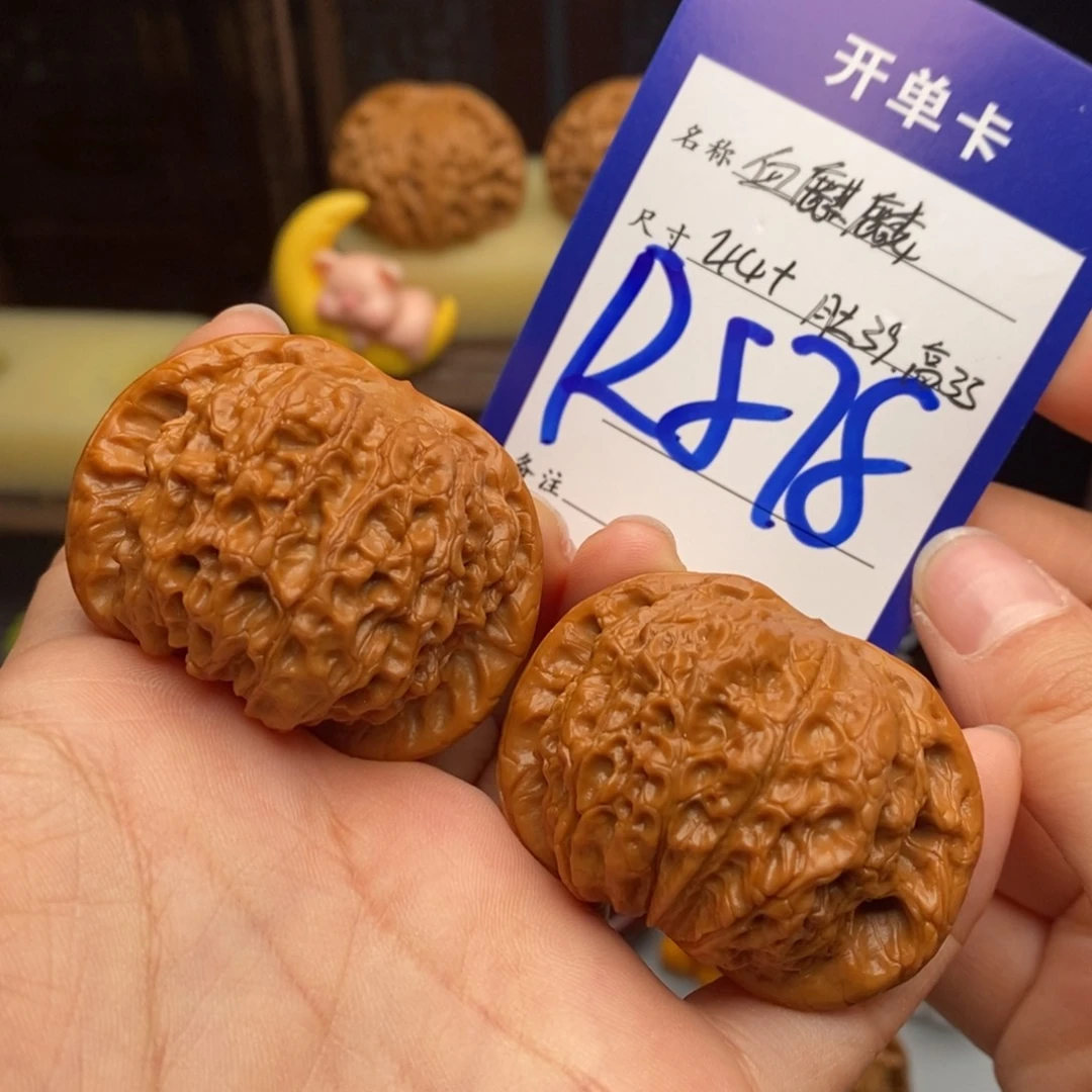 文玩核桃吊坠血麒麟