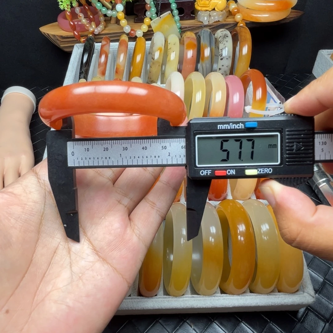 未镶嵌石英质玉（黄龙玉）手镯