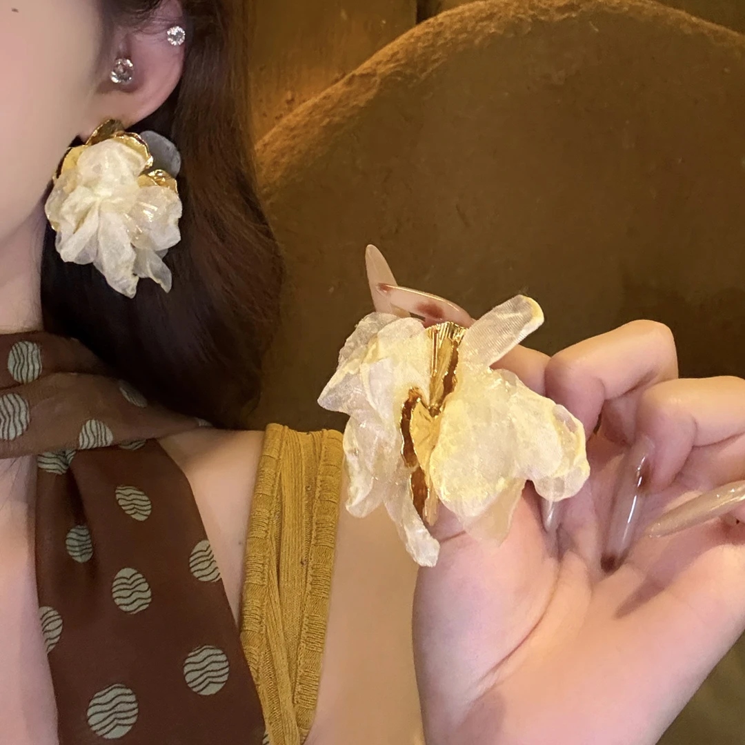 铜合金布艺耳饰 甜美温柔度假风布艺花朵耳环复古法式仙气耳饰