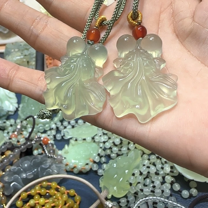 未镶嵌蛇纹石玉吊坠