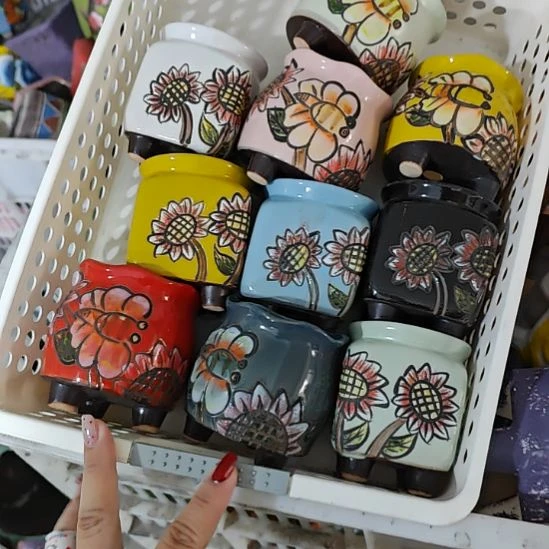 当场拍满15元发货不凑不发，花盆盆口不方不圆有针孔黑点是正常的，