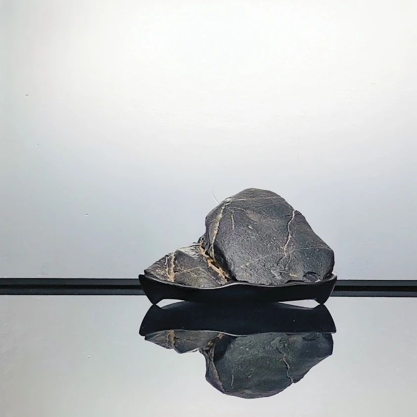 灵璧石头皮石山子，长宽高10.9.6cm，美国黑胡桃木底座