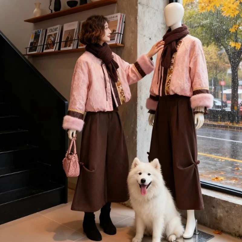 温柔感国风套装2026冬季粉棕撞色毛绒点缀冬日穿搭雅致松弛