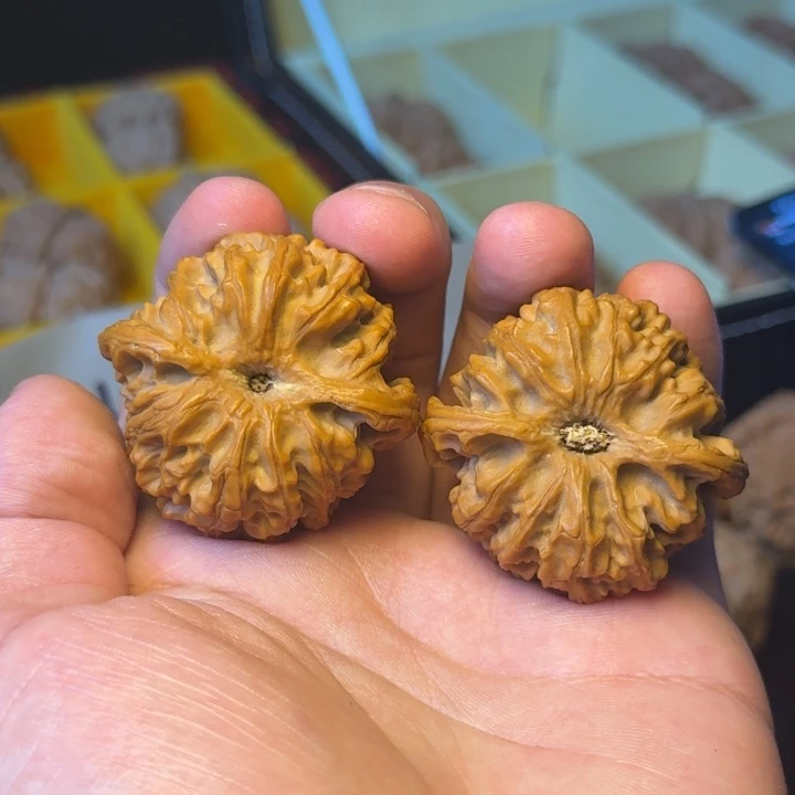 明***虎吊坠文玩核桃全品苹果