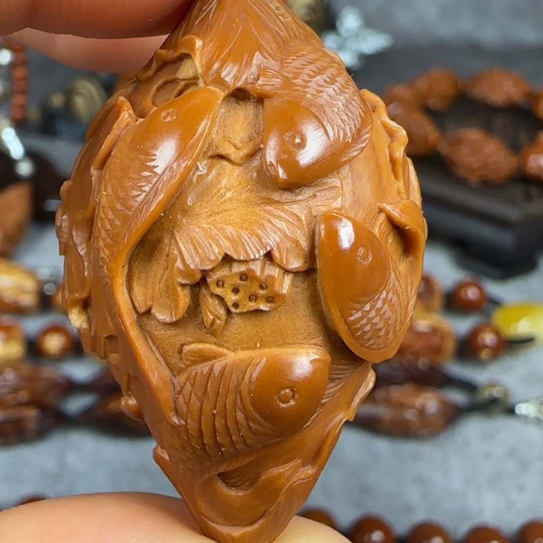 橄榄核吊坠油核鲤鱼戏莲