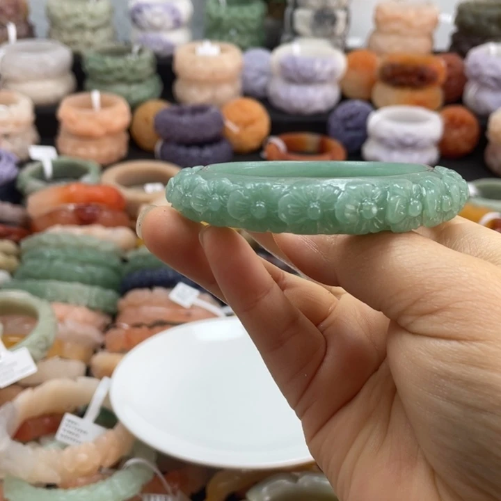一***狼石英质玉未镶嵌手镯