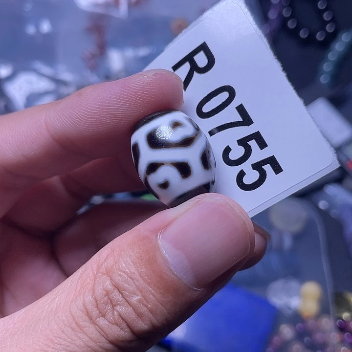 玛瑙/玉髓未镶嵌珠宝半成品有坑