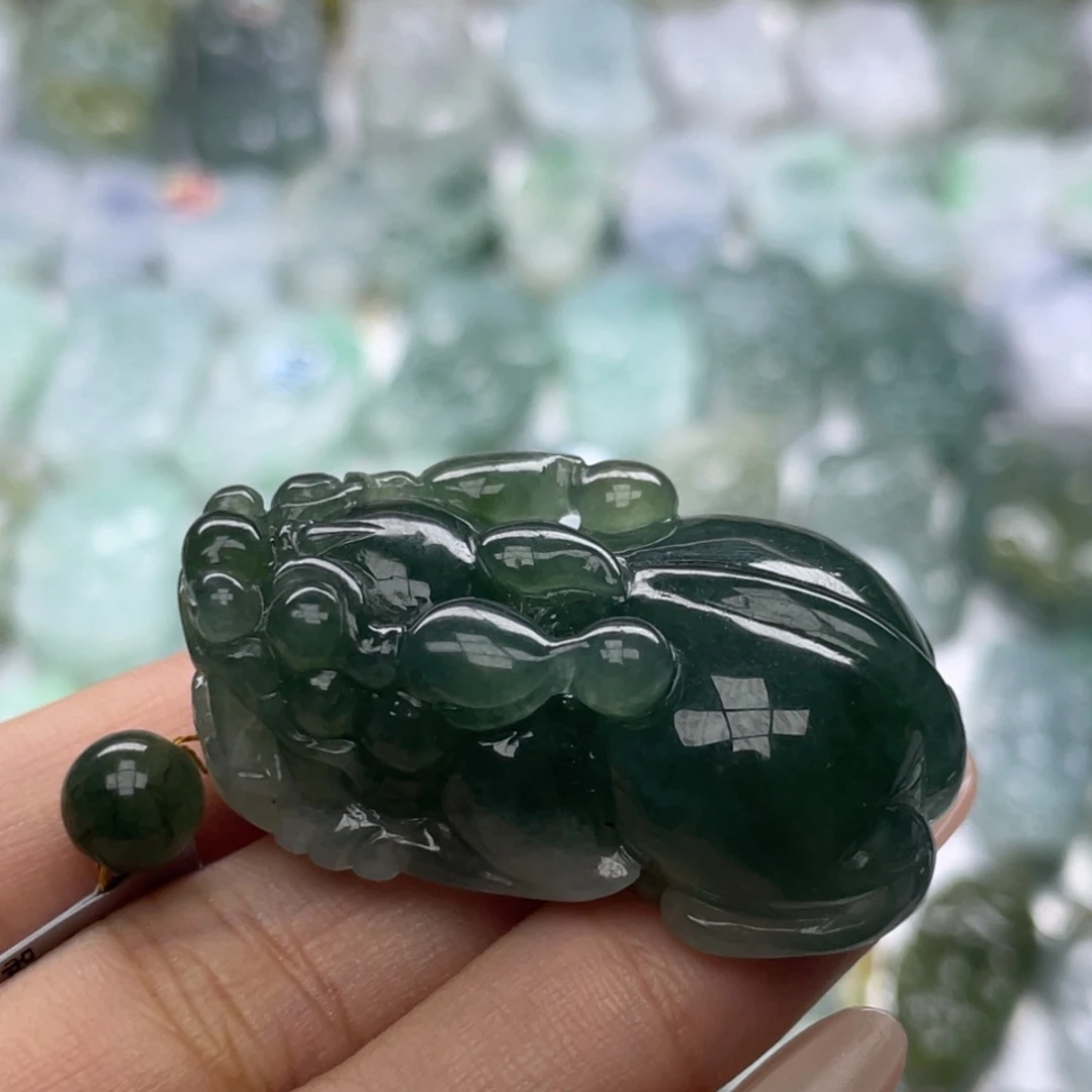 翡翠未镶嵌颈饰貔貅