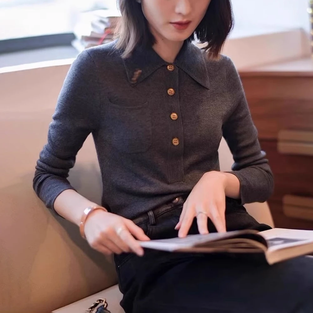 翻领灰色针织衫女士2025秋季新款减龄洋气修身显瘦内搭打底衫上衣