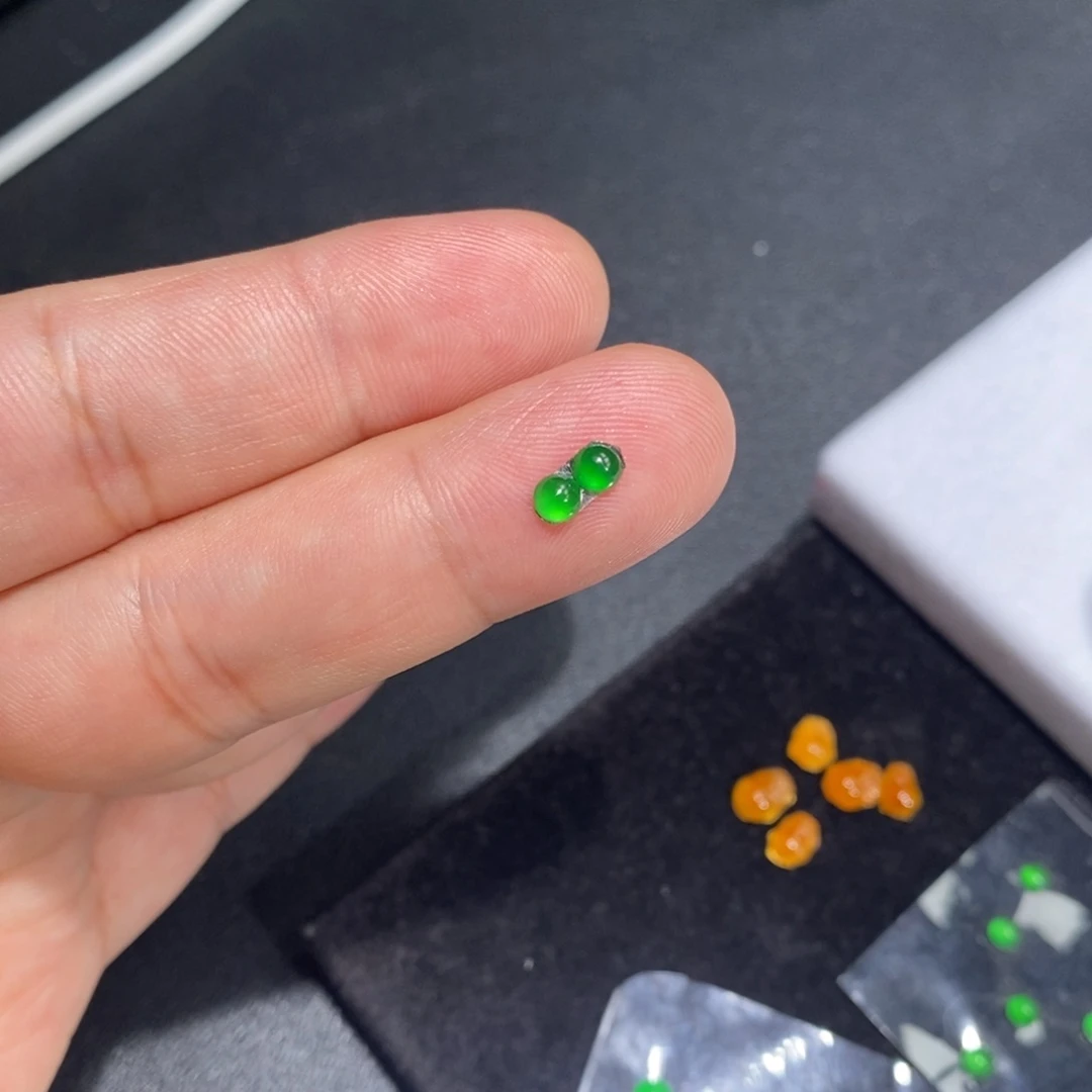 翡翠裸石阳绿蛋面1对