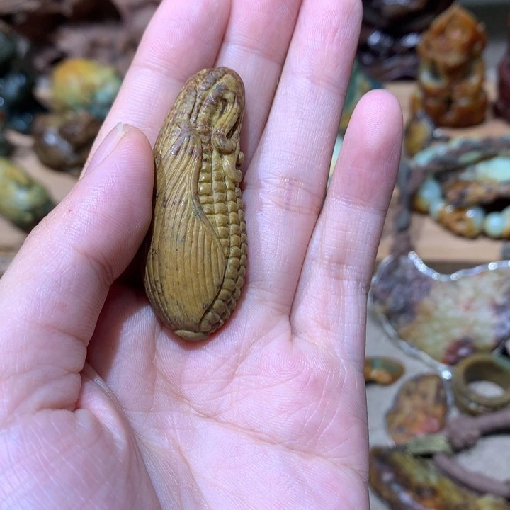 未镶嵌岫岩河磨玉（透闪石质玉）挂件