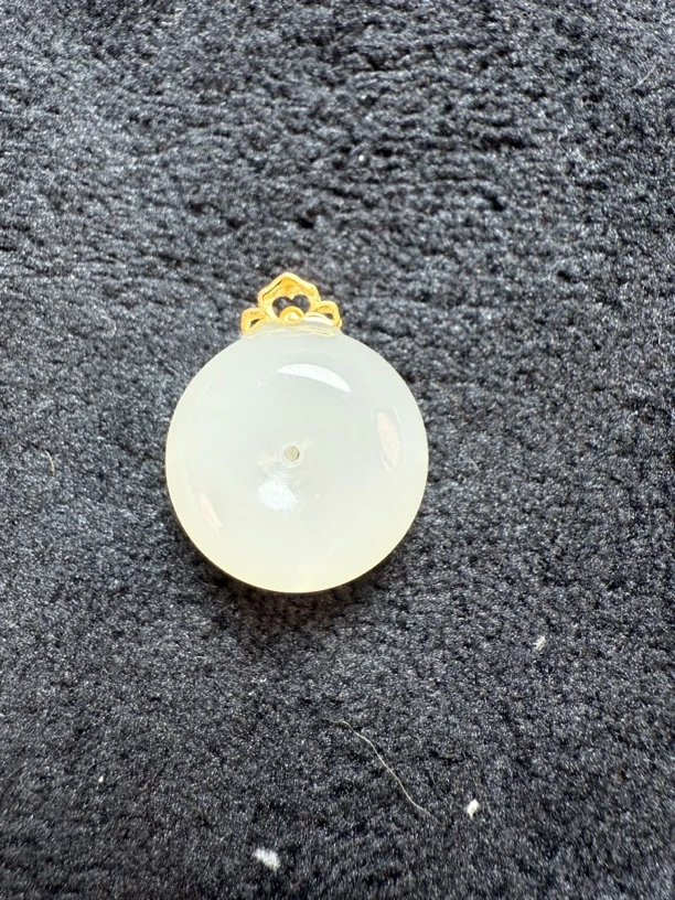 天然和田玉18k金镶面包扣吊坠