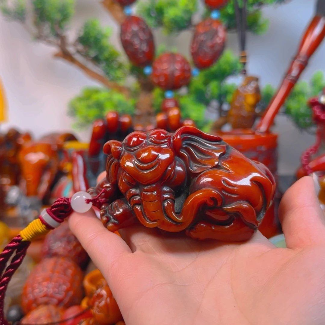 琥珀裸石未镶嵌大象