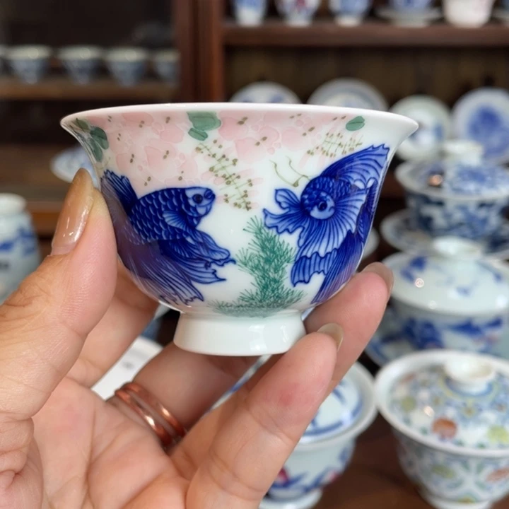 手工手绘釉下五彩金鱼铃铛杯