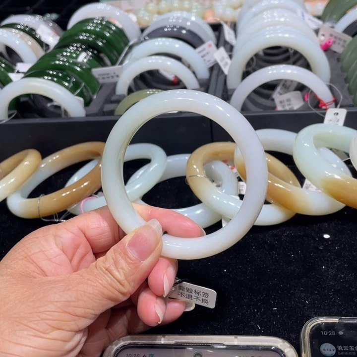 和田玉手镯未镶嵌