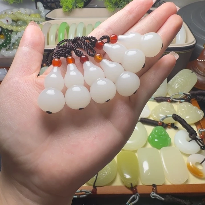 新疆且末白葫芦吊坠