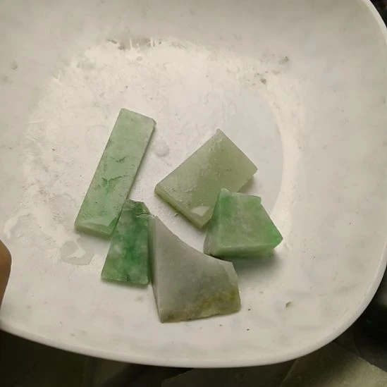 翡翠未镶嵌颈饰挂件