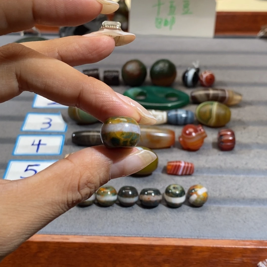 励***道玛瑙/玉髓颈饰合金