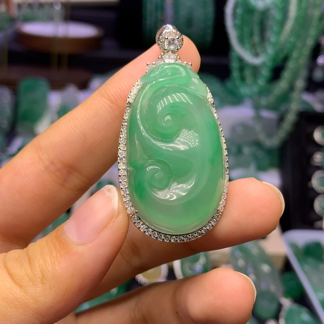 石英质玉（非洲翠）未镶嵌颈饰
