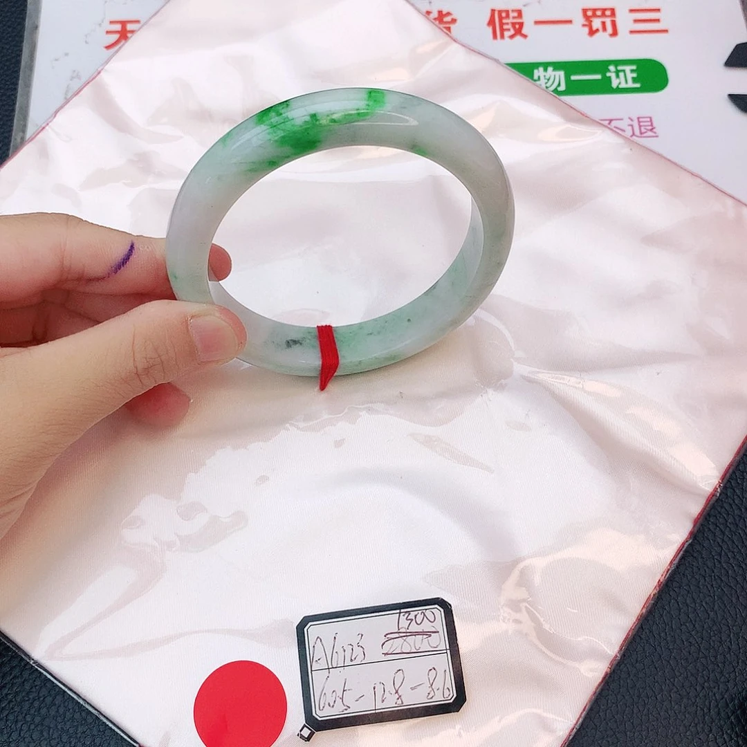 翡翠手镯未镶嵌我