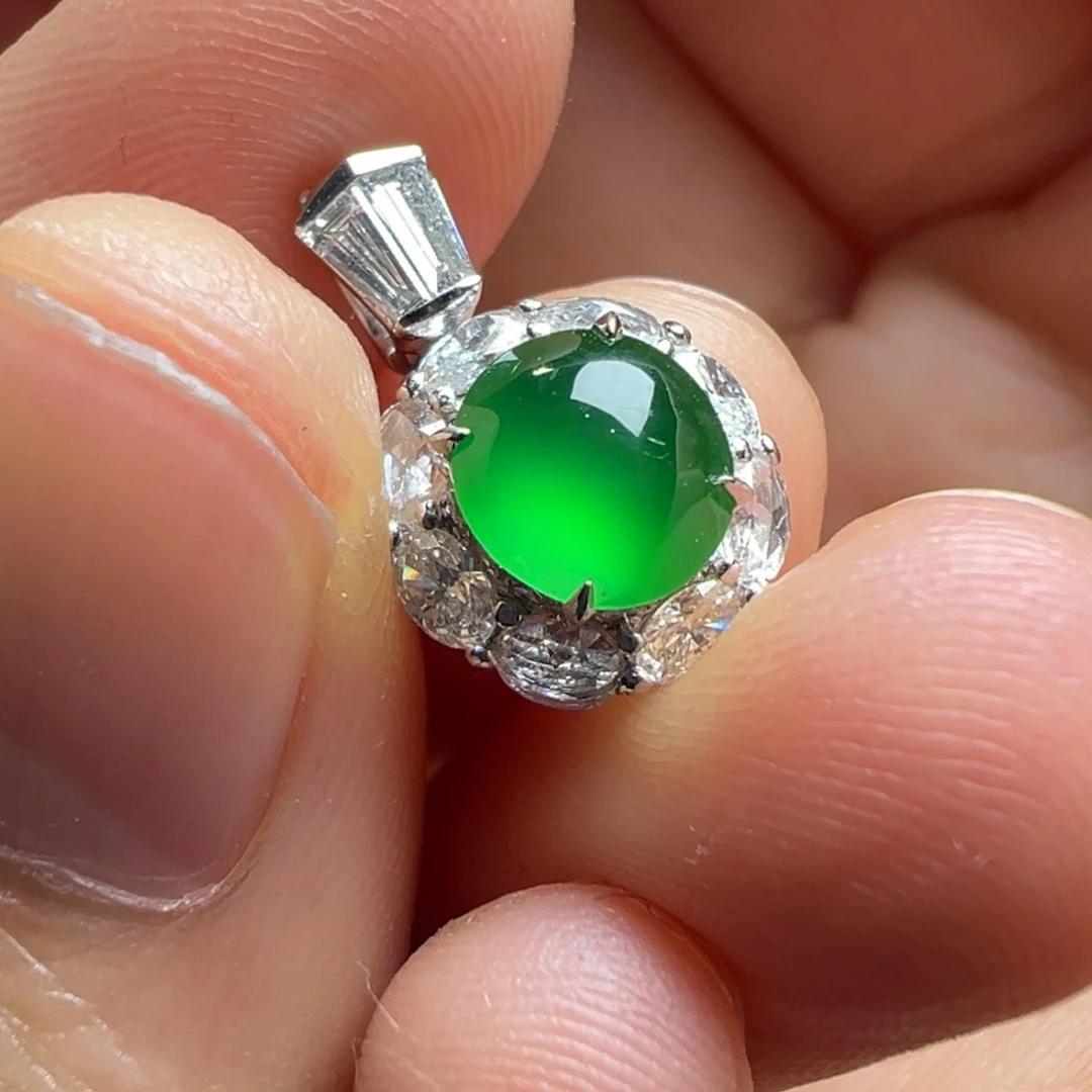 翡翠18K金镶嵌颈饰Y色标级别绿蛋面