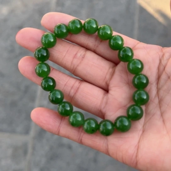 和田玉手链未镶嵌俄罗斯卡10冰辣阳绿，小点