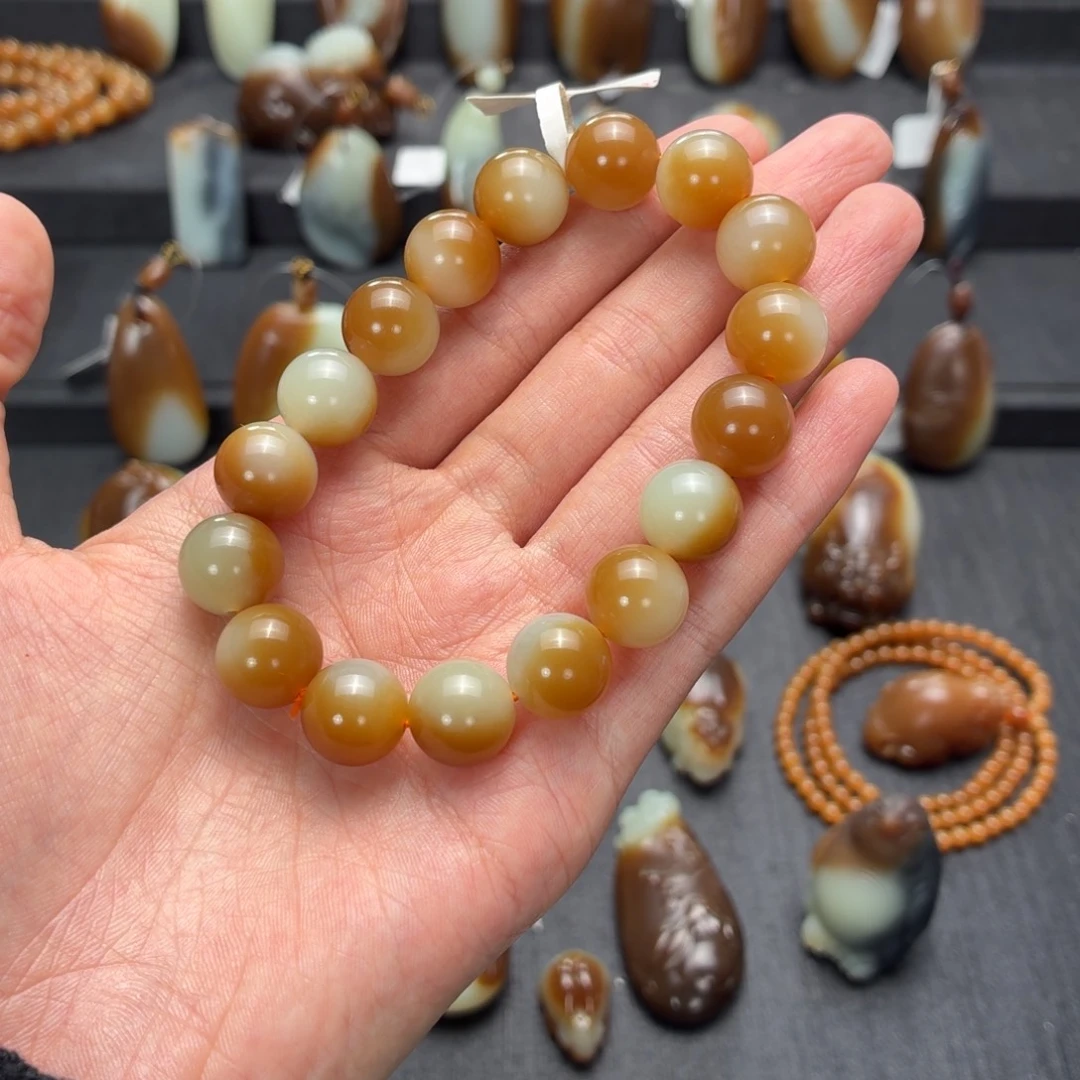 里***恩和田玉未镶嵌颈饰