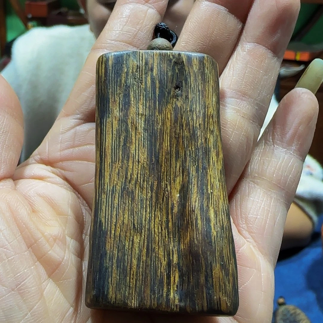 沉香沉香碎屑海南白奇乌身瘤疤带绳15克