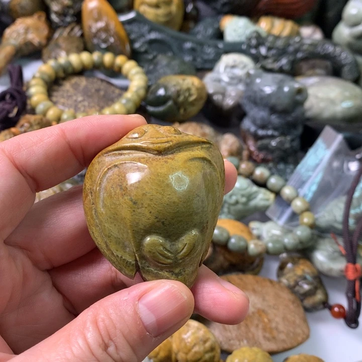 未镶嵌岫岩河磨玉（透闪石质玉）挂件