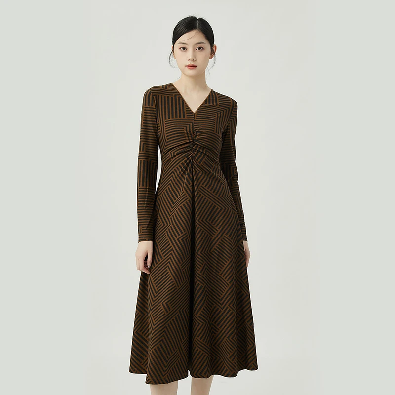 阿玛施AMASS前中抽皱设计V领垂坠感修身纯色长袖连衣长裙5500466