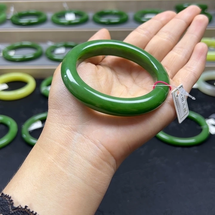 和田玉（碧玉）手镯未镶嵌浓阳绿（无暇带包容）