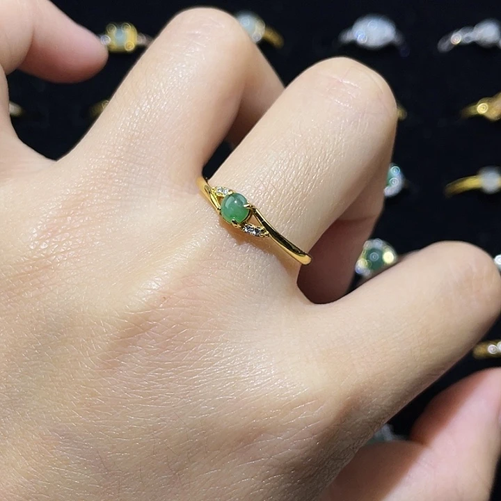 翡翠未镶嵌颈饰戒指