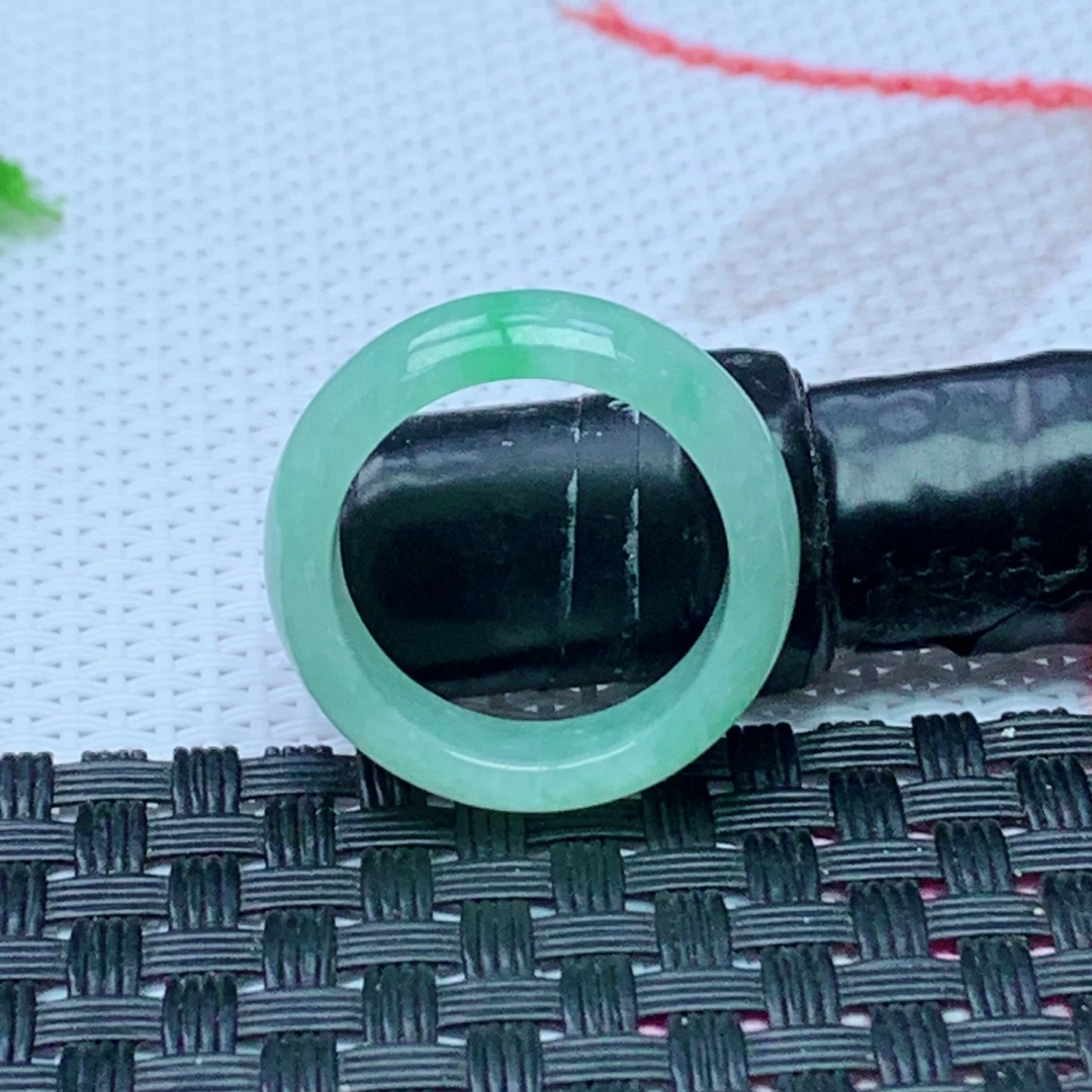 缅甸天然A货翡翠  飘阳绿素面玉戒圈戒指 内径 17mm 编号521