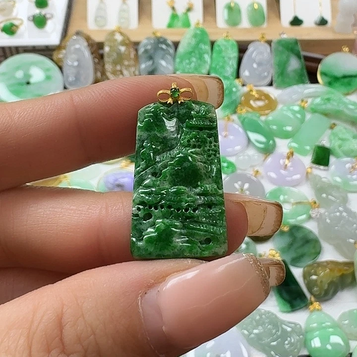翡翠未镶嵌颈饰绿山水牌