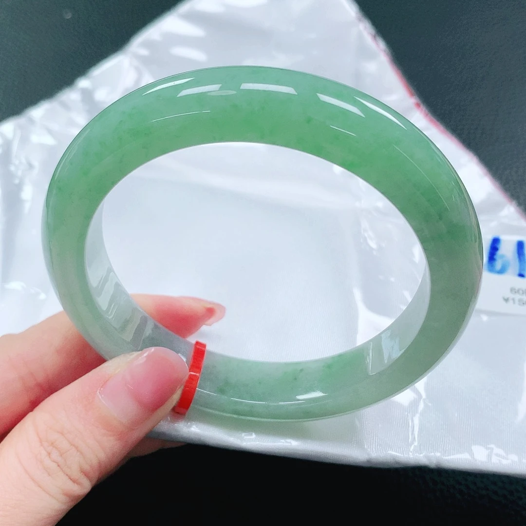 翡翠手镯未镶嵌61圈
