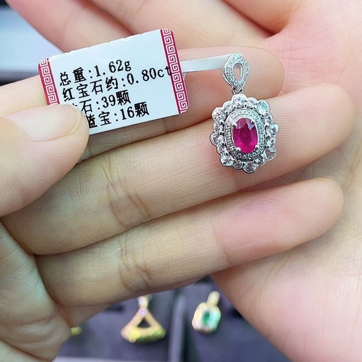 颈饰18K金镶嵌红宝石0.80克拉