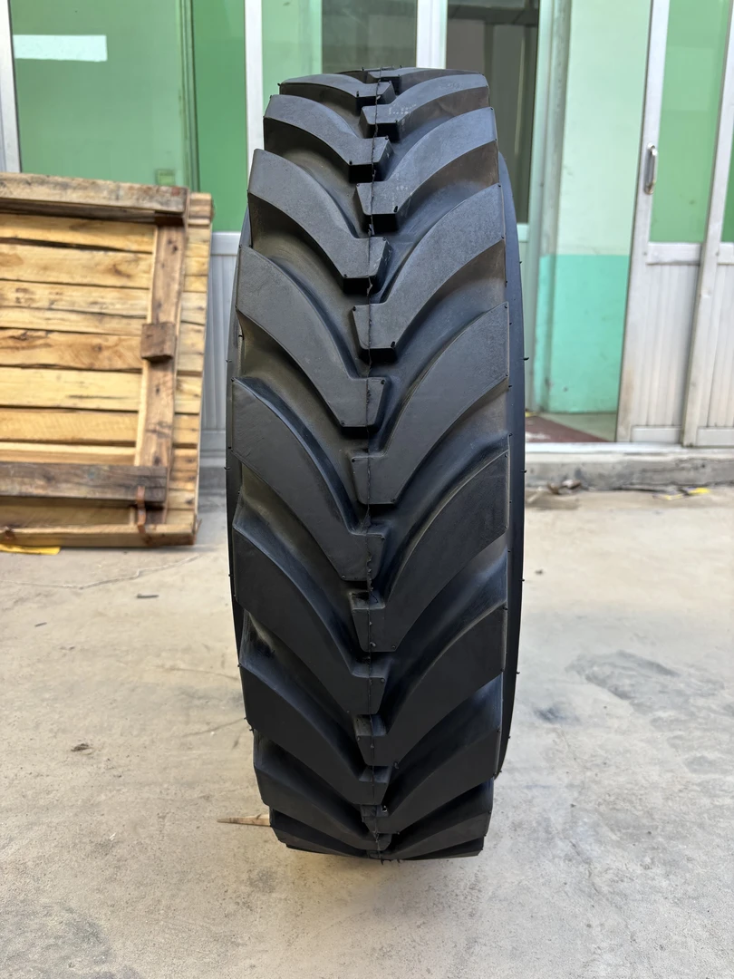 825-16轮挖专用尼龙胎贵州盛世万进品牌正品带三包有售后