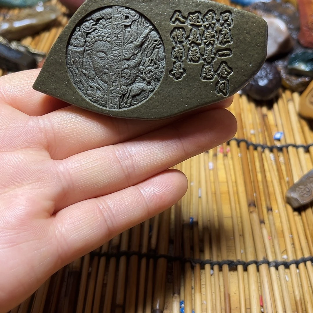 新疆原石雕刻手把件