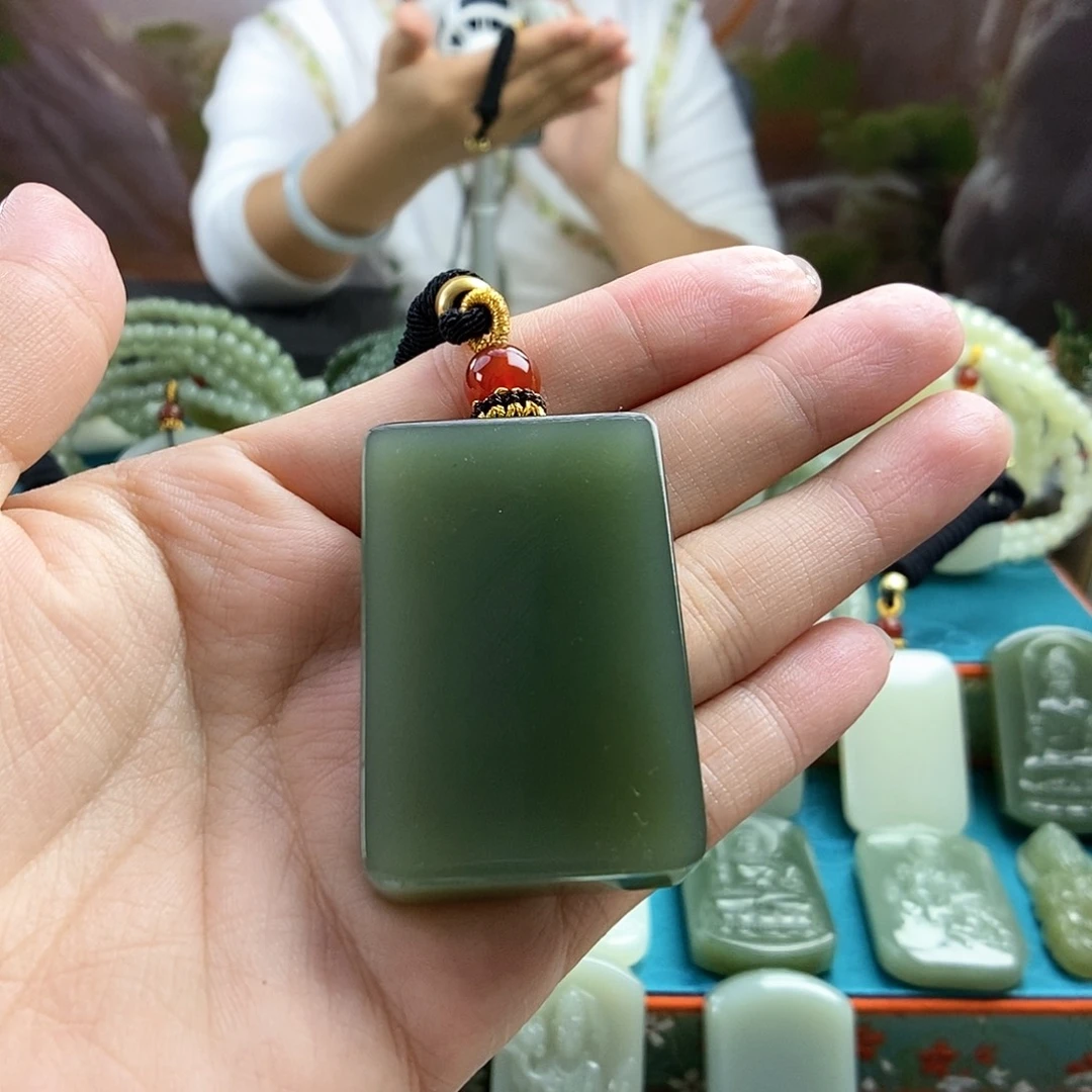 阿***馆和田玉未镶嵌颈饰