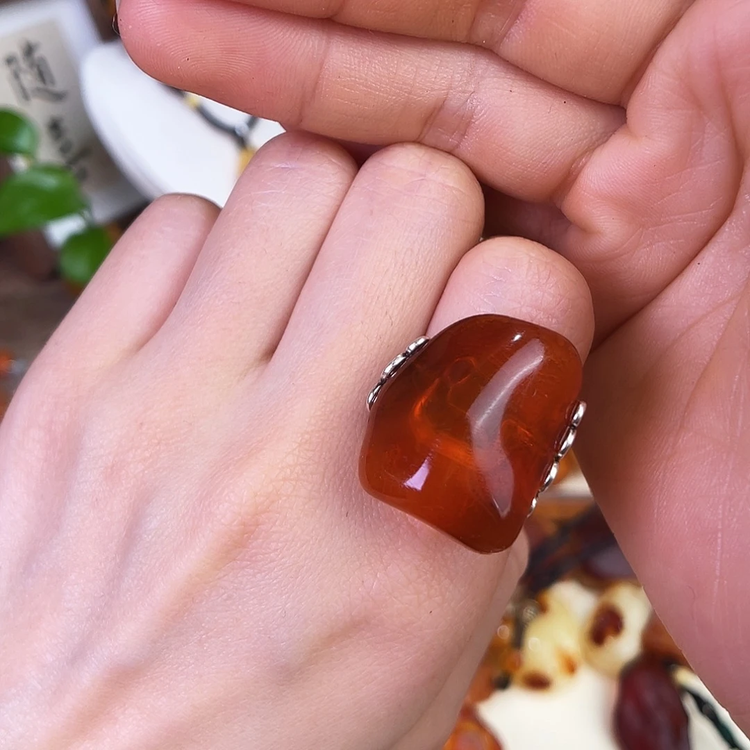 琥珀珠宝奇石未镶嵌。