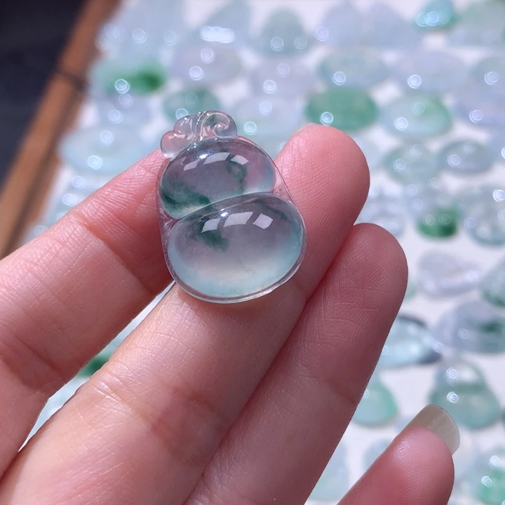 颈饰未镶嵌翡翠高冰飘花葫芦
