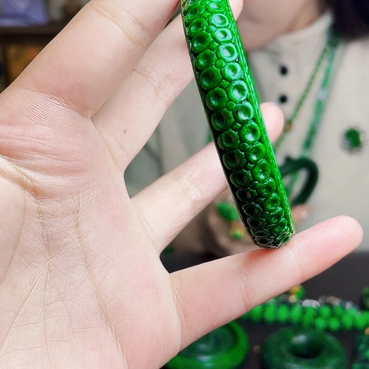 翡翠未镶嵌颈饰多样性58.7