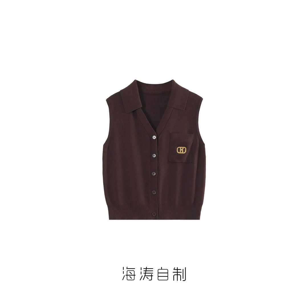 【海涛大叔】「昆卡金棕」绵羊毛醋纤刺绣字母R翻V领无袖针织背心马甲