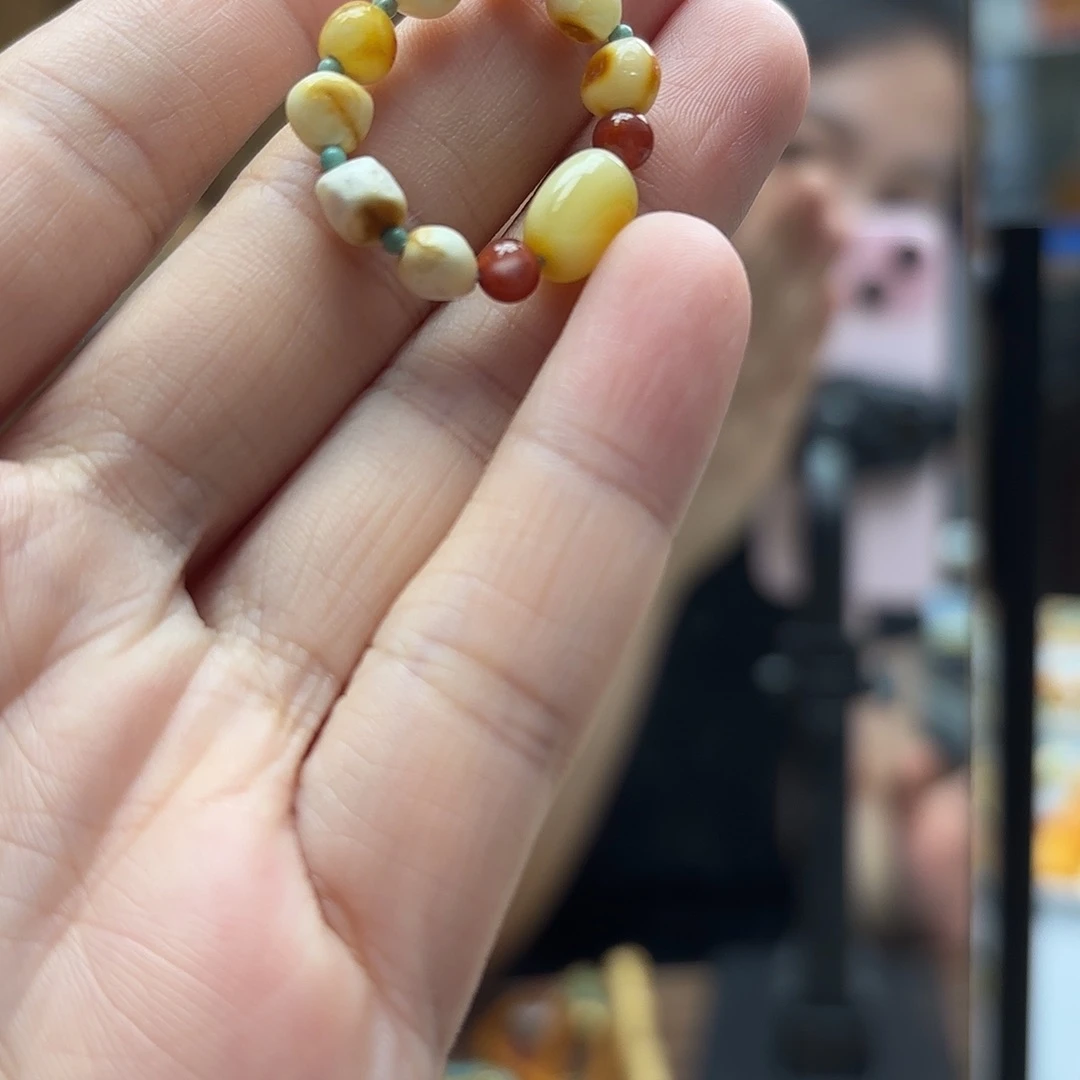 鄢***嫣未镶嵌颈饰琥珀戒指