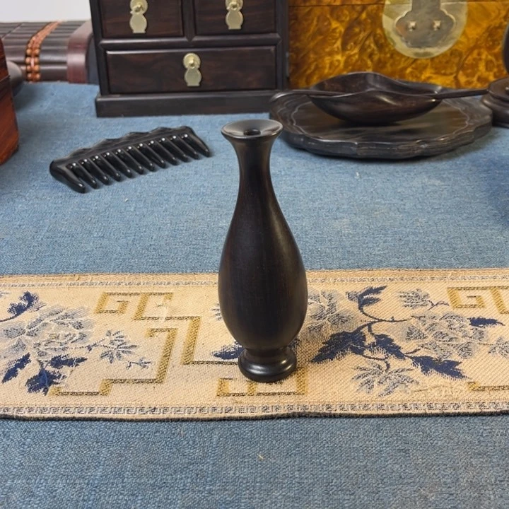 贡木陈****）紫光檀净瓶摆件