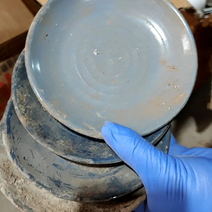 瓷片盘子碗茶壶啥都有