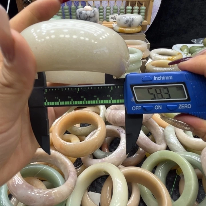 石英岩玉未镶嵌手镯