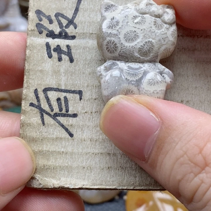硅化珊瑚（珊瑚玉）颈饰未镶嵌吃****