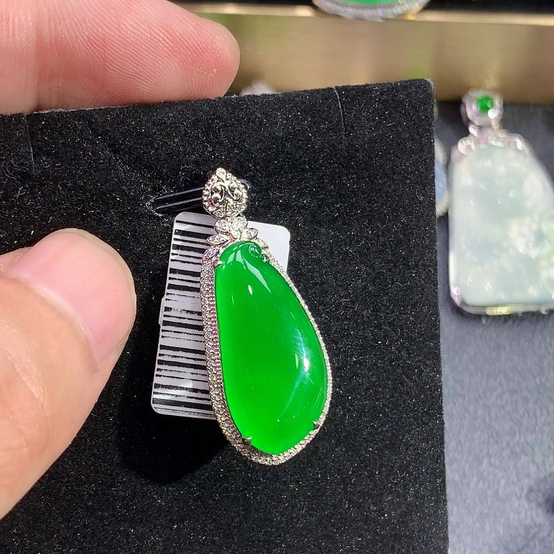 翡翠18K金镶嵌颈饰