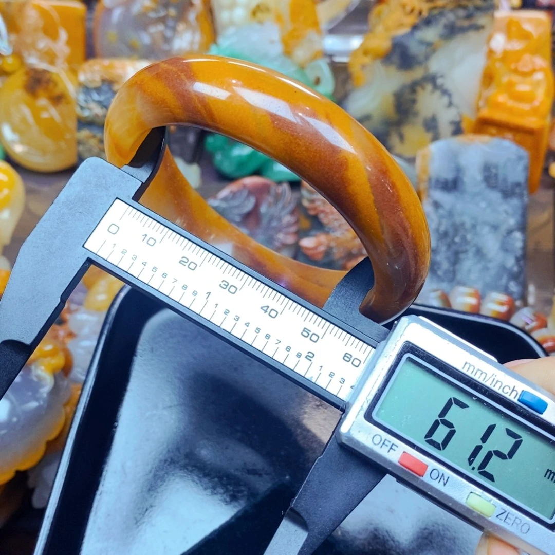 未镶嵌石英质玉（黄龙玉）颈饰